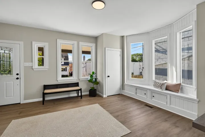 Bay window seat with built-in storage
