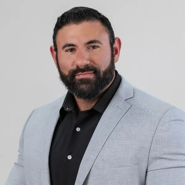 Portrait of Zack Cucinotta, investor agent at VRA Realty